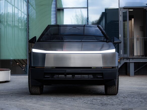 2026 Tesla Cybertruck Cyberbeast, серебристый - вид 1