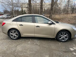 2010 Chevrolet Cruze I, бежевый, 450000 рублей, вид 3