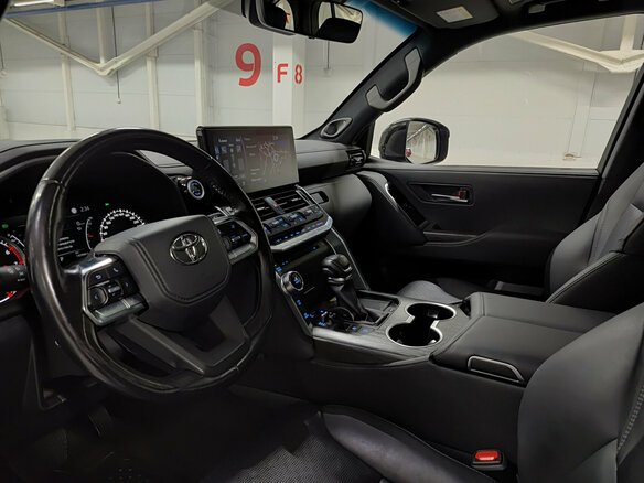 2021 Toyota Land Cruiser 300 Series, чёрный, 7280000 рублей - вид 15