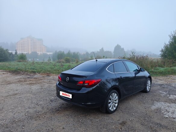 2013 Opel Astra J Рестайлинг, чёрный, 830000 рублей - вид 2