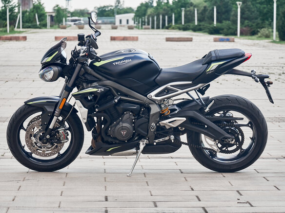 2021 Triumph Street Triple, чёрный, 940000 рублей - вид 4