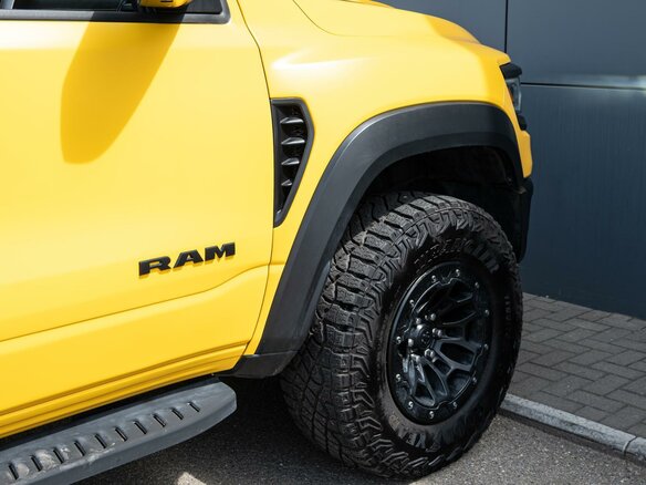 2023 Ram 1500 Crew Cab TRX V, жёлтый, 11920000 рублей - вид 9