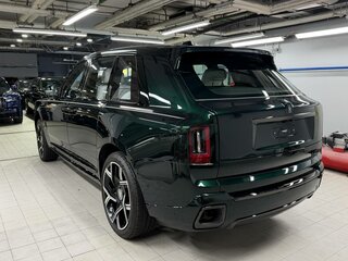 2026 Rolls-Royce Cullinan Black Badge I Рестайлинг (Series II), зелёный, 77000000 рублей, вид 4