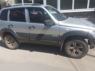 2011 Chevrolet Niva I Рестайлинг, серебристый, 335000 рублей, вид 3