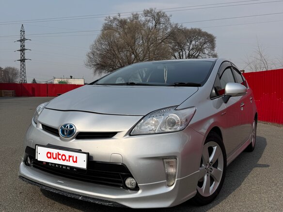 2014 Toyota Prius III Рестайлинг (XW30), серебристый, 1100000 рублей - вид 1