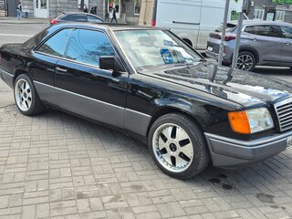 1993 Mercedes-Benz E-Класс 220 I (W124), чёрный, 550000 рублей, вид 3