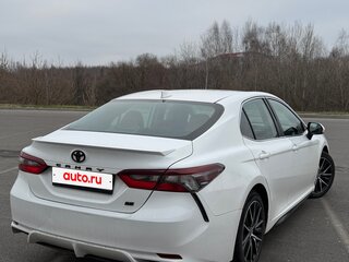 2021 Toyota Camry VIII (XV70), белый, 2650000 рублей, вид 4