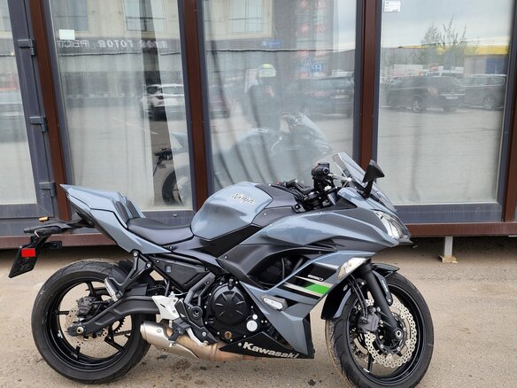 2018 Kawasaki Ninja 650, серый, 650000 рублей - вид 2