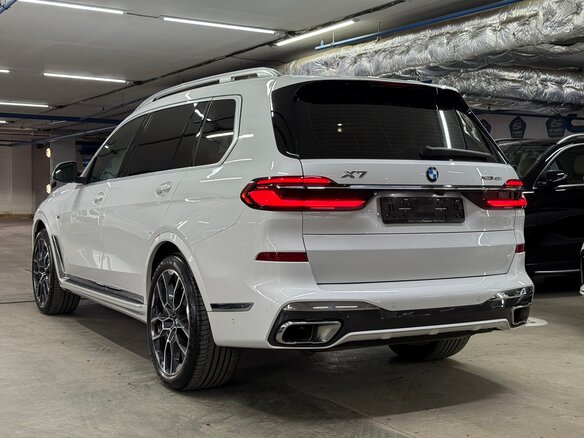 2025 BMW X7 40i I (G07) Рестайлинг, белый - вид 3