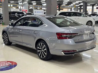 2025 Skoda Superb III Рестайлинг, серебристый, 2851222 рублей, вид 2