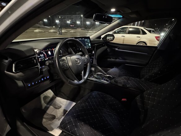 2023 Toyota Camry VIII (XV70) Рестайлинг, белый, 3550000 рублей - вид 4