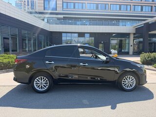 2021 Kia Rio IV Рестайлинг, чёрный, 1680000 рублей, вид 4