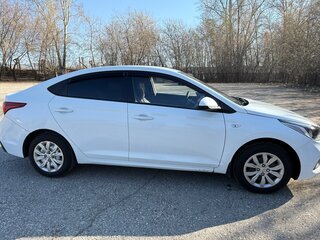 2017 Hyundai Solaris II, белый, 730000 рублей, вид 2