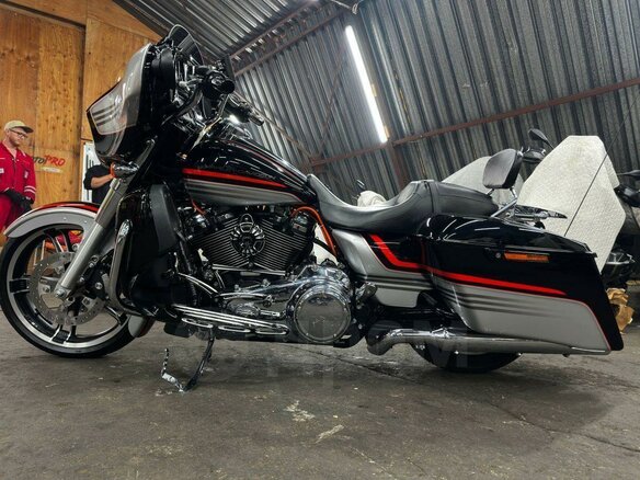 2018 Harley-Davidson Street Glide, серебристый, 1740000 рублей - вид 3