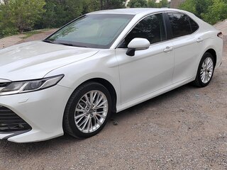 2019 Toyota Camry VIII (XV70), белый, 2350000 рублей, вид 1