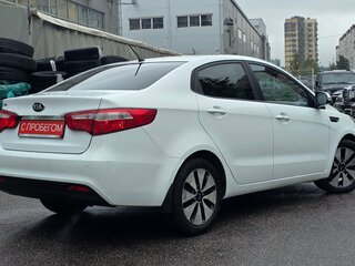 2014 Kia Rio 4-speed III, белый, 899000 рублей, вид 4