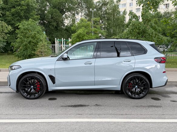 2025 BMW X5 40d IV (G05/G18) Рестайлинг, серый - вид 7