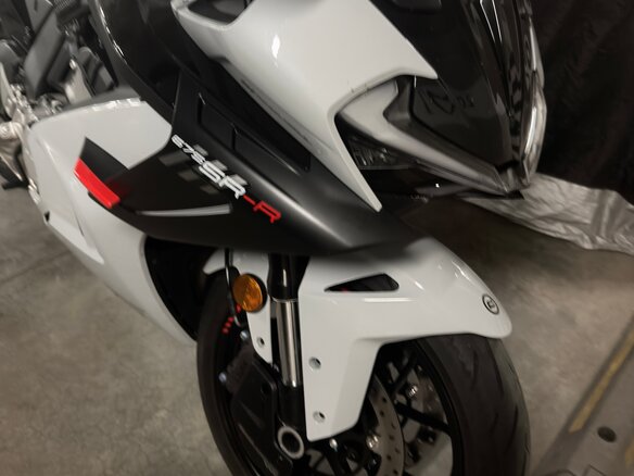 2025 CFMoto 675SR-R, серый, 640000 рублей - вид 6