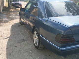 1991 Mercedes-Benz W124 260, синий, 600000 рублей, вид 4