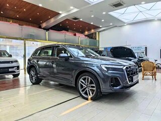 2024 Audi Q7 45 TFSI II (4M) Рестайлинг 2, серый, 9436687 рублей, вид 2