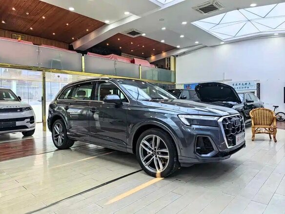 2024 Audi Q7 45 TFSI II (4M) Рестайлинг 2, серый, 9436687 рублей - вид 1