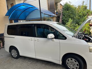 2008 Toyota Voxy II (R70), белый, 800000 рублей, вид 3