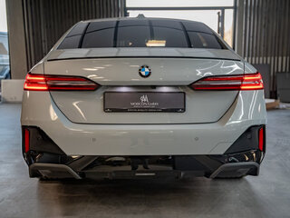 2025 BMW 5 серии 523d xDrive VIII (G60/G61/G68), серебристый, 7300000 рублей, вид 3