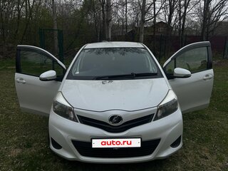 2012 Toyota Vitz III (XP130), белый, 560000 рублей, вид 4