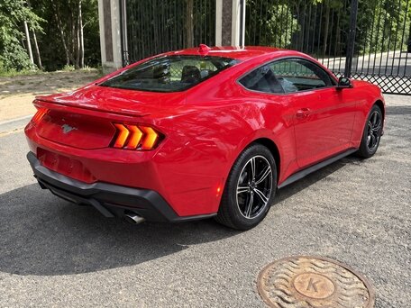 2023 Ford Mustang VII, красный, 6555000 рублей, вид 4