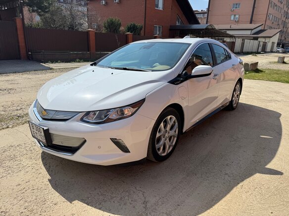 2017 Chevrolet Volt II, белый, 1950000 рублей - вид 1
