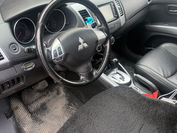 2012 Mitsubishi Outlander II Рестайлинг, белый, 1600000 рублей - вид 5