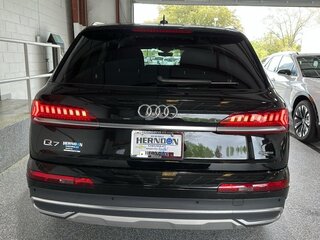 2024 Audi Q7 45 TFSI II (4M) Рестайлинг, чёрный, 6406823 рублей, вид 3