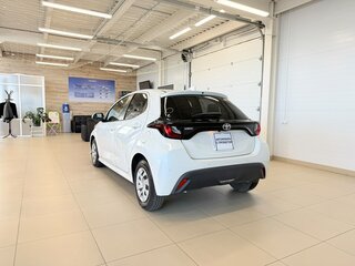 2021 Toyota Yaris IV, белый, 1279000 рублей, вид 4