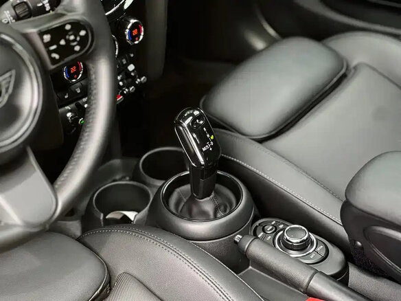 2023 Mini Hatch Cooper III (F55/F56) Рестайлинг 2, серый - вид 13