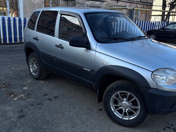 2015 Chevrolet Niva I Рестайлинг, серебристый, 500000 рублей - вид 3