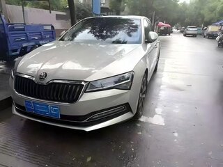 2022 Skoda Superb III Рестайлинг, серебристый, 2090000 рублей, вид 4
