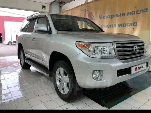 2015 Toyota Land Cruiser 200 Series Рестайлинг 1, серебристый, 6000000 рублей