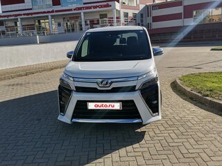 2019 Toyota Voxy III (R80) Рестайлинг, белый, 2700000 рублей, вид 1
