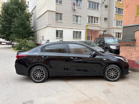 2017 Kia Rio IV, чёрный, 1150000 рублей - вид 1