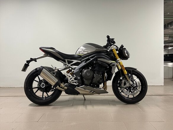 2021 Triumph Speed Triple, серый, 1250000 рублей