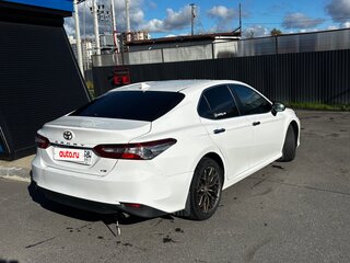 2020 Toyota Camry VIII (XV70), белый, 2085000 рублей, вид 3