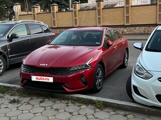 2022 Kia K5 III, красный, 2170000 рублей, вид 1