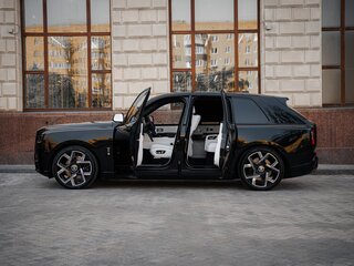2026 Rolls-Royce Cullinan Black Badge I Рестайлинг (Series II), чёрный, 72500000 рублей, вид 4