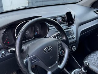 2016 Kia Rio III Рестайлинг, серебристый, 900000 рублей, вид 4