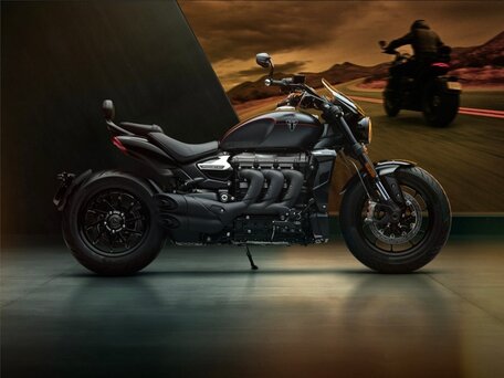 2025 Triumph Rocket 3, чёрный, 2899000 рублей, вид 3