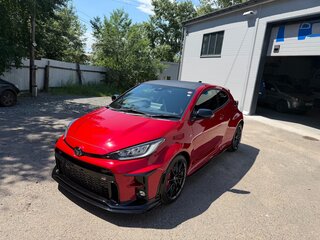 2021 Toyota Yaris IV, пурпурный, 3350000 рублей, вид 1