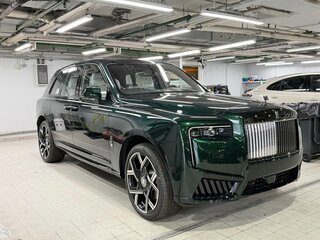 2026 Rolls-Royce Cullinan Black Badge I Рестайлинг (Series II), зелёный, 77000000 рублей, вид 3