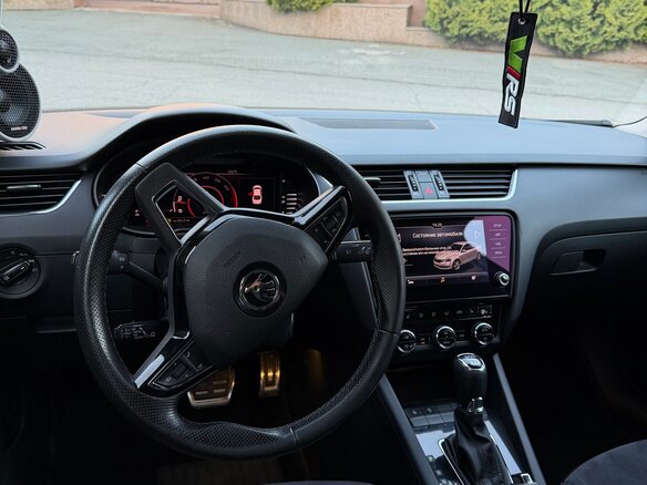 2017 Skoda Octavia III (A7) Рестайлинг, белый, 2600000 рублей - вид 6