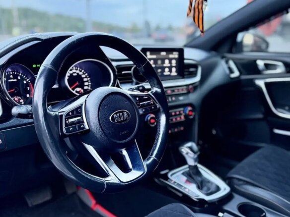 2019 Kia Ceed III, жёлтый, 1800000 рублей - вид 12