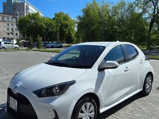 2020 Toyota Yaris IV, белый, 980000 рублей, вид 4